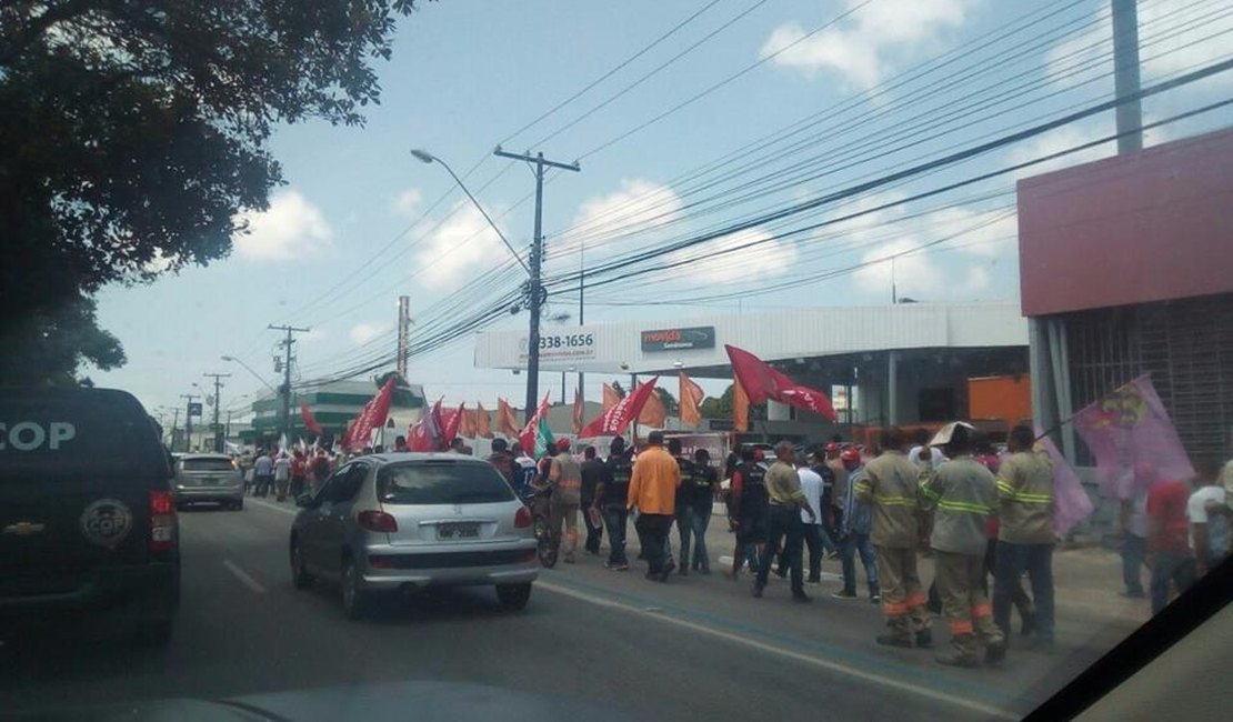 Centrais sindicais e movimentos sociais protestam contra medidas do governo federal