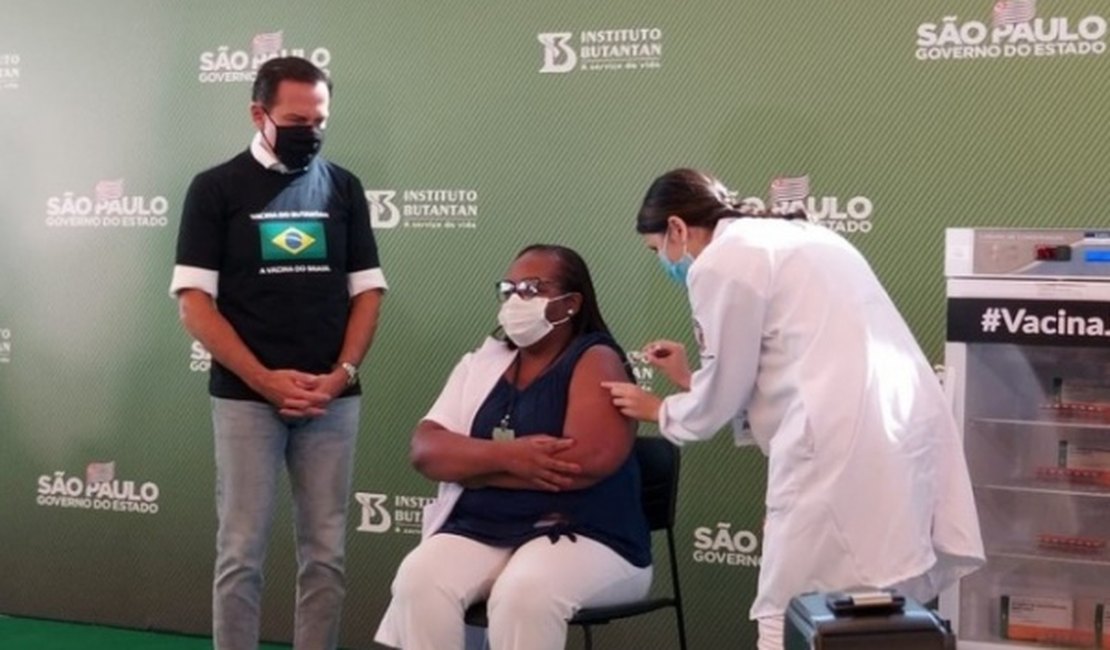Covid-19: Enfermeira negra e pertencente a grupo de risco é vacinada em SP