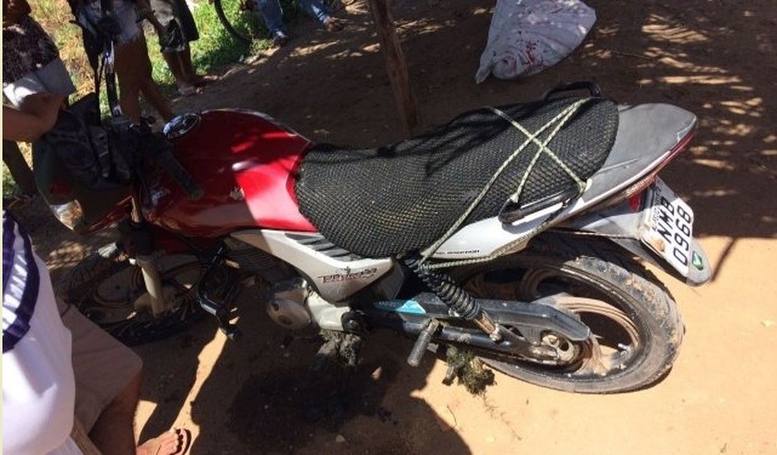 Homem perde controle de moto, cai de ponte e morre em Penedo