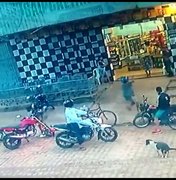 [Vídeo] Homens armados invadem mercadinho em Arapiraca
