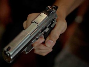 Homens invadem estabelecimento comercial e roubam relógios e celulares dos clientes