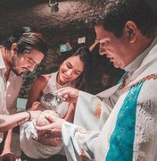Luan Santana e Jade Magalhães batizam afilhada: 'Prontos pra te guiar'