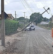 Motorista bate carro em poste, depois de perder o controle da direção na zona rural de Arapiraca