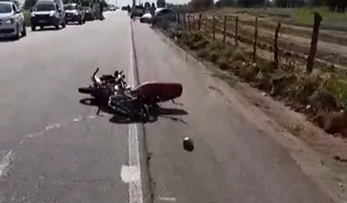 [Vídeo] Motociclista perde as duas pernas em acidente na AL-220 próximo ao trevo de Major Izidoro