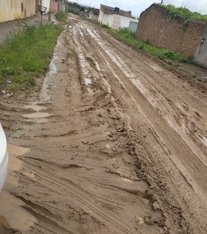 [Vídeo] Buracos e lama: moradores do bairro Guaribas apelam por pavimentação