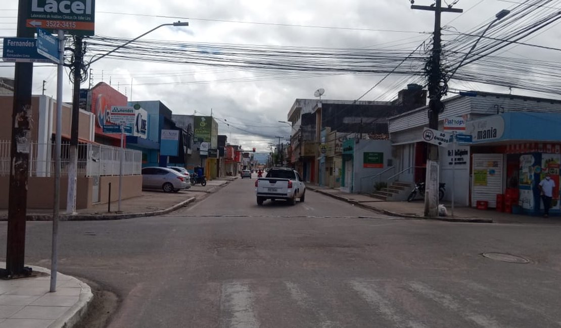 Criminosos invadem farmácia e casa em Arapiraca para furtar televisão e produtos