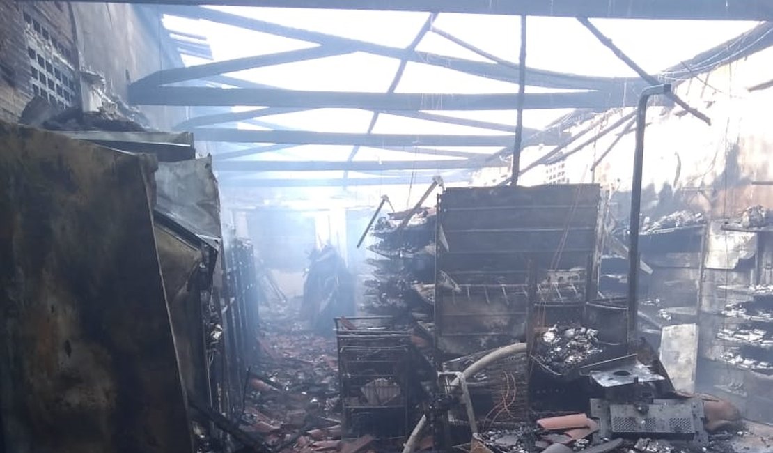 [Vídeo] Incêndio durante a madrugada destrói mercadinho em Arapiraca 