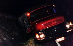 Caminhão tombou na rodovia BR-101, em Junqueiro