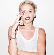Miley Cyrus revela quando descobriu atração por mulheres: “Muito além de uns amassos”