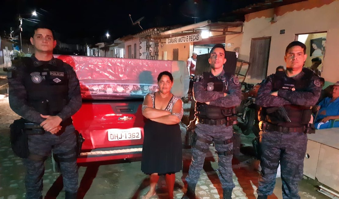 Colônia Leopoldina: Mulher que teve casa invadida e incendiada ganha cama nova