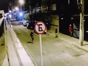Trio arranca portão, invade prédio na Ponta Verde e furta bicicleta