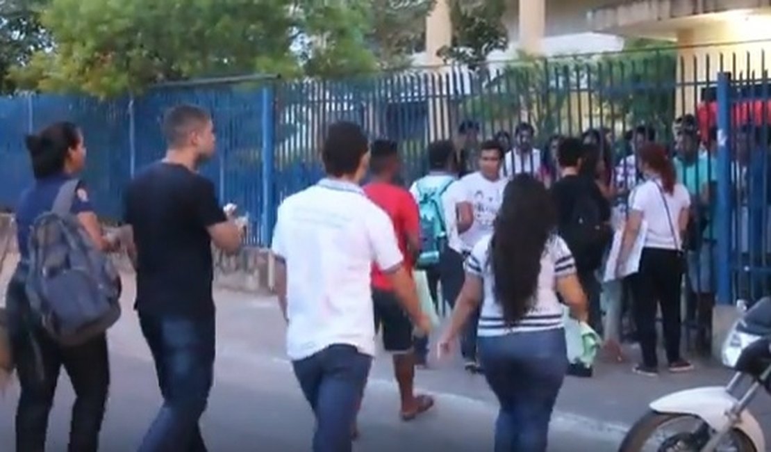 Estudantes protestam em frente à Uneal contra ocupação do prédio, em Arapiraca