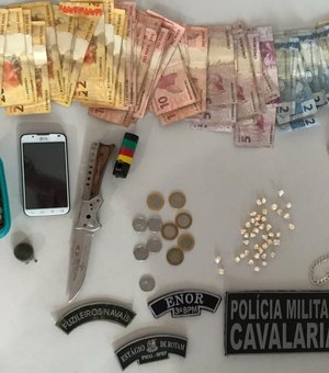 Quarenta pedras de crack e dinheiro são encontrados com mulher em Arapiraca