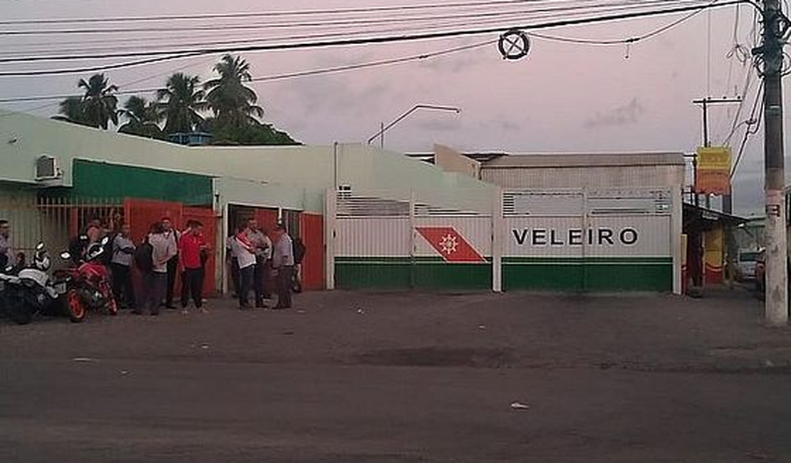 Rodoviários da Veleiro atrasam saída de ônibus da garagem em Rio Largo