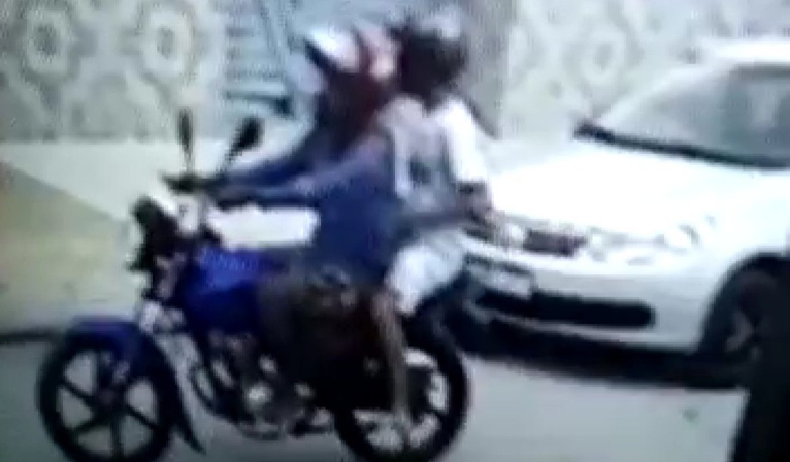 [Vídeo] Câmeras de segurança flagram assalto a pedestre no bairro Cavaco