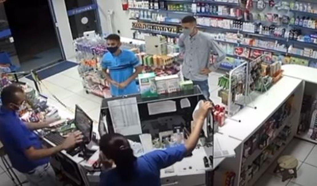 [Vídeo] Dupla rende funcionários e assalta farmácia no bairro Planalto