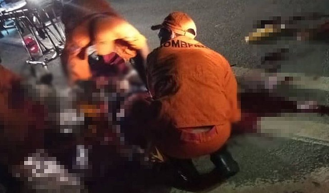 Jovem é socorrido pelos bombeiros após ser espancado em via pública de Maceió