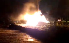 Carro em chamas após colidir com o poste 