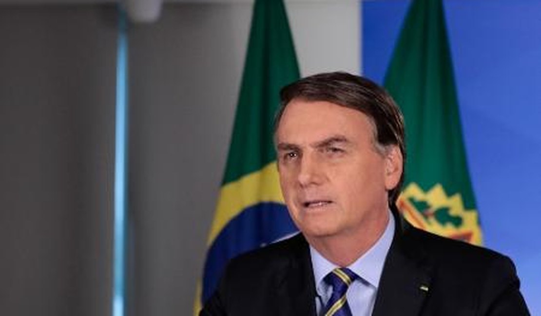 Às vésperas de pico de casos, Bolsonaro vê covid-19 'começando a ir embora'