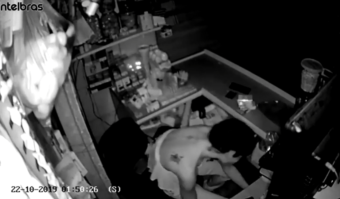 [Vídeo] Câmera de segurança flagra furto a mercadinho em Marechal