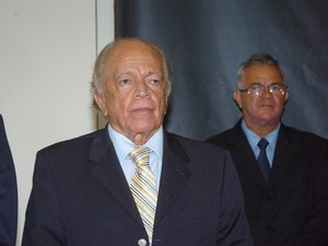 Prefeito decreta luto pela morte do ex-governador Guilherme Palmeira