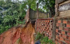 Barreira desliza e muro desaba no Jardim Petrópolis