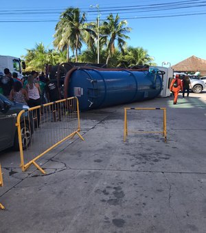 Asfalto cede e caminhão tomba ao fazer curva na orla da Ponta Verde, em Maceió