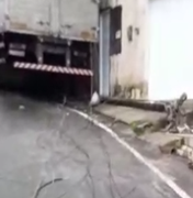 [Vídeo] Motorista perde o controle de caminhão e arrasta fiação em rua