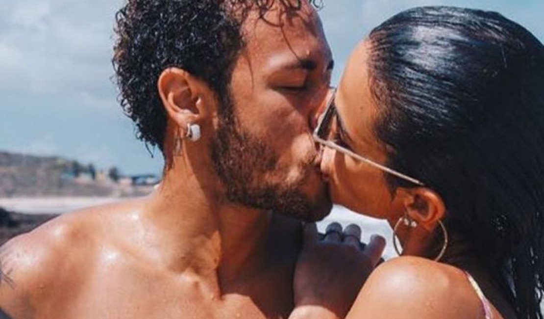 Neymar posta foto de beijo quente em Bruna Marquezine 
