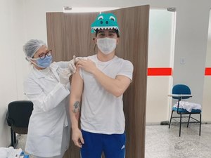 Fantasiado de jacaré, técnico em enfermagem é imunizado contra a Covid-19: 'fé na vacina'