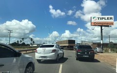 Caminhão quebra na AL-110 e atrapalha trânsito, em Arapiraca