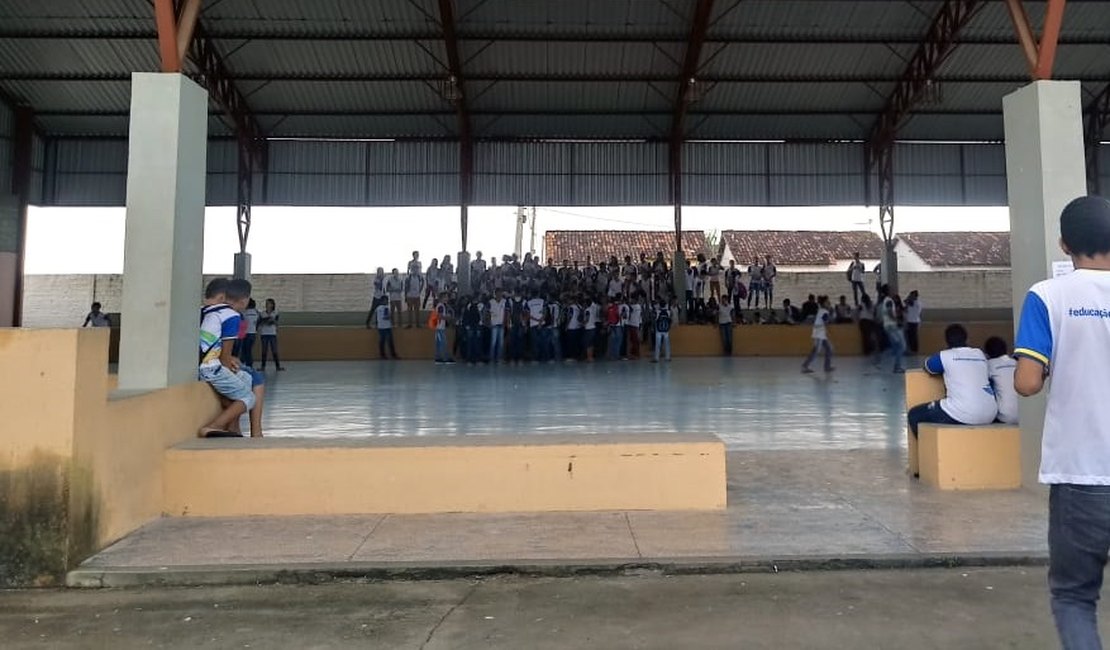 Alunos protestam por melhorias na escola em Teotônio Vilela