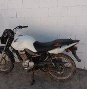 Motocicleta que havia sido roubada em fazenda é recuperada pela polícia, em São Miguel dos Milagres