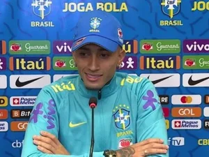 Raphinha revela parabéns de Ronaldinho Gaúcho e desafio de manter foco após 'veto' na Seleção