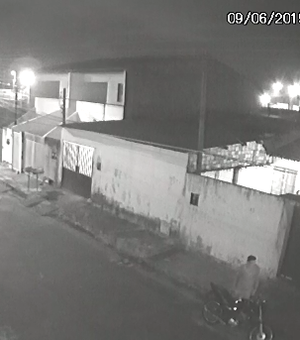 Câmeras flagram furto de motocicleta no Benedito Bentes 