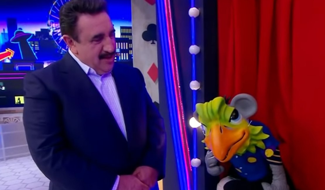 Xaropinho “vira” Louro José em homenagem a Tom Veiga no Programa do Ratinho