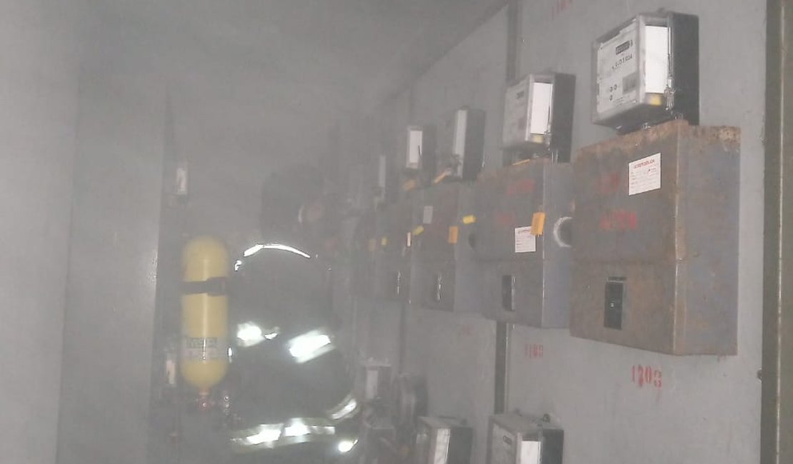 Edifício sofre princípio de incêndio após explosão de poste em Maceió 