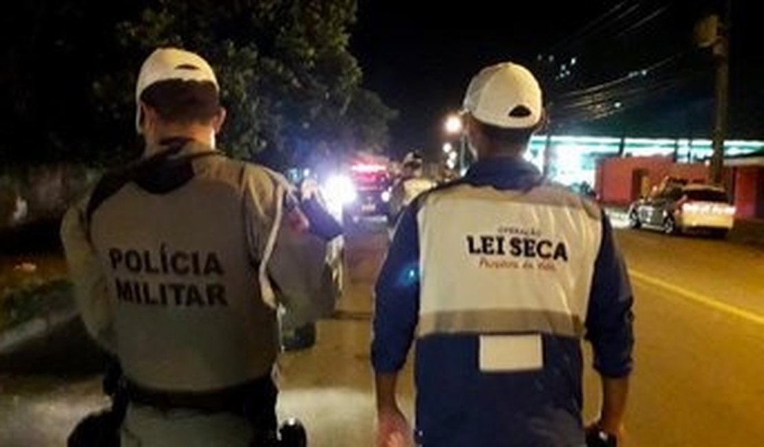 Homem embriagado cai de moto e é preso no Tabuleiro do Martins