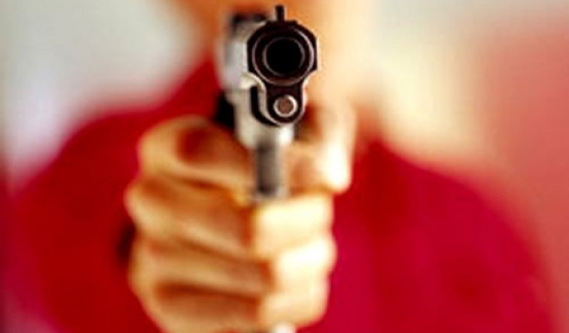 Suspeito é baleado no rosto após vigilante reagir tentativa de assalto, em Maceió