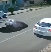 [Vídeo] Carro é engolido por cratera após asfalto ceder