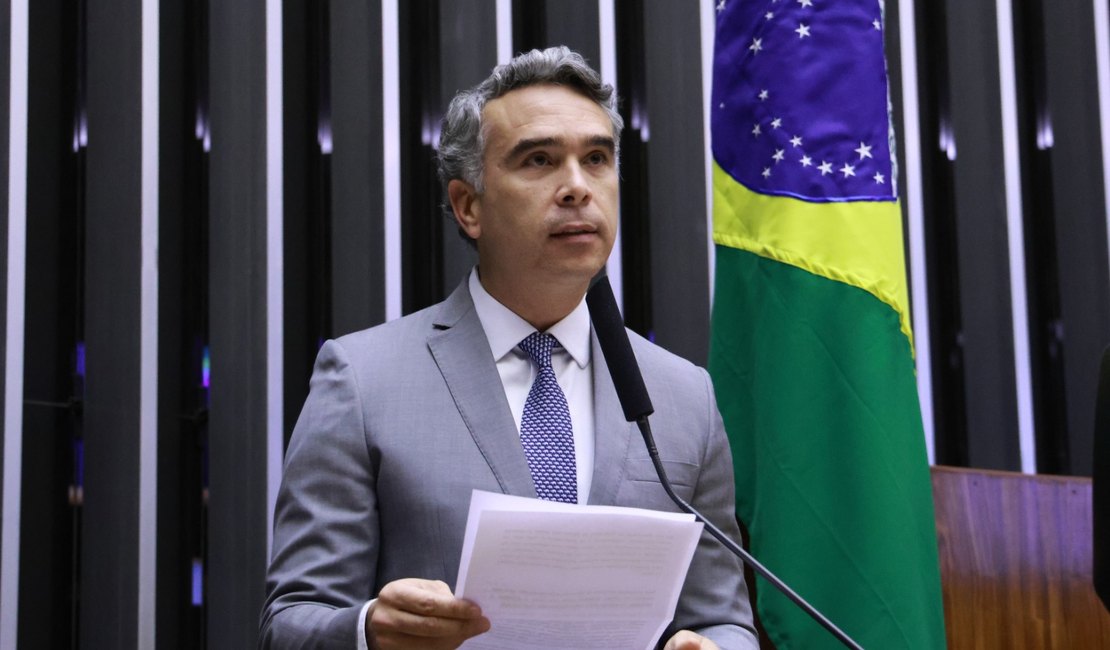 Rafael Brito vota pela aprovação do relatório final da CPMI dos Atos Golpistas