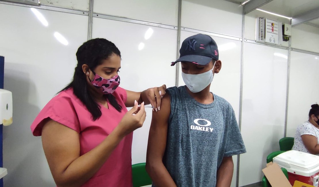Jovens de 18 anos são vacinados contra covid-19 em Maragogi