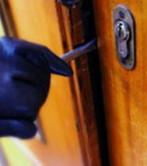 Criminoso invade casa em conjunto habitacional e rouba celular de moradora