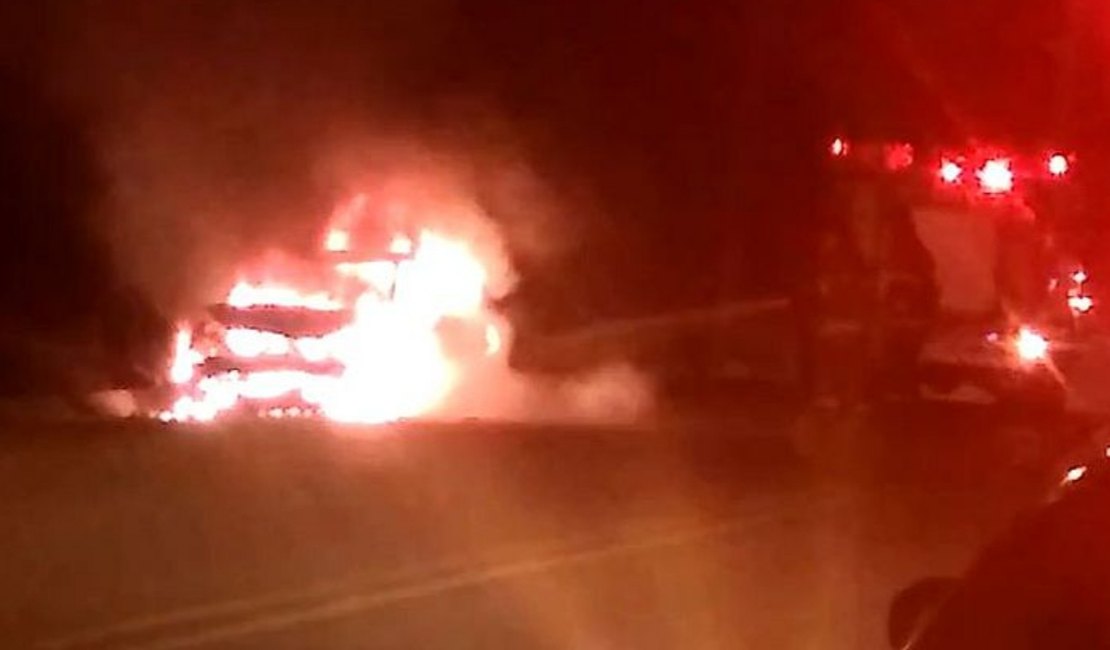 Carro pega fogo na AL-101 Norte, em Jacarecica