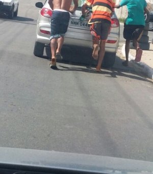Criminosos são presos empurrando veículo roubado em rua movimentada