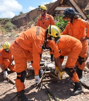 Bombeiros simulam resgate de vítimas de desabamento em Maceió
