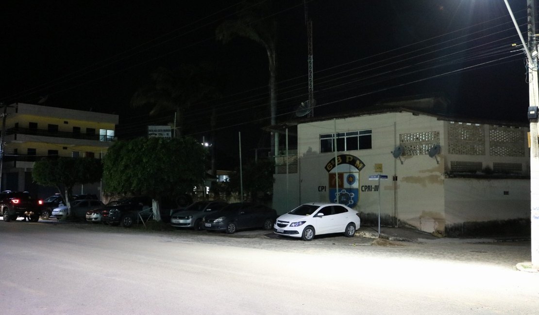 Homem embriagado quebra porta e invade residência em Porto Calvo