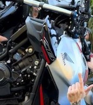 Influenciador que teria causado acidente ao dar 'grau' em moto faz vídeos de manobras perigosas