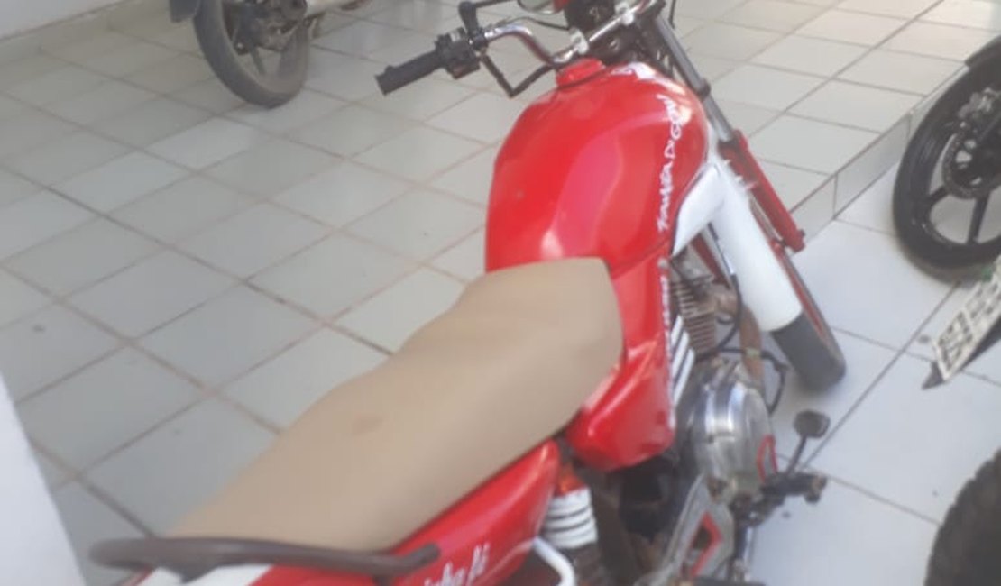 Adolescentes são flagrados em moto roubada em Porto Calvo