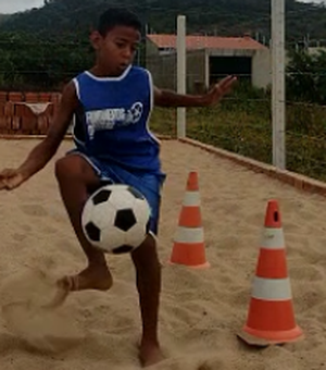 [Vídeo] Jovem talento da bola de Palmeira dos Índios de apenas 10 anos vai fazer teste no São Paulo